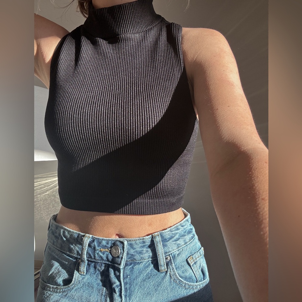 Dynamic Seamless Black Ribbed Mock Neck Crop Top